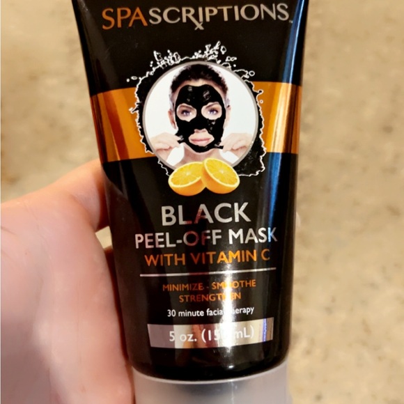 Black Peel-Off Mask with Vitamin C - Picture 2 of 4